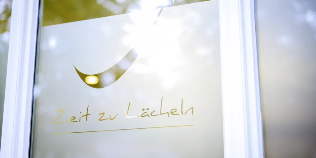 Schriftzug auf der Tür: Zeit zu lächeln