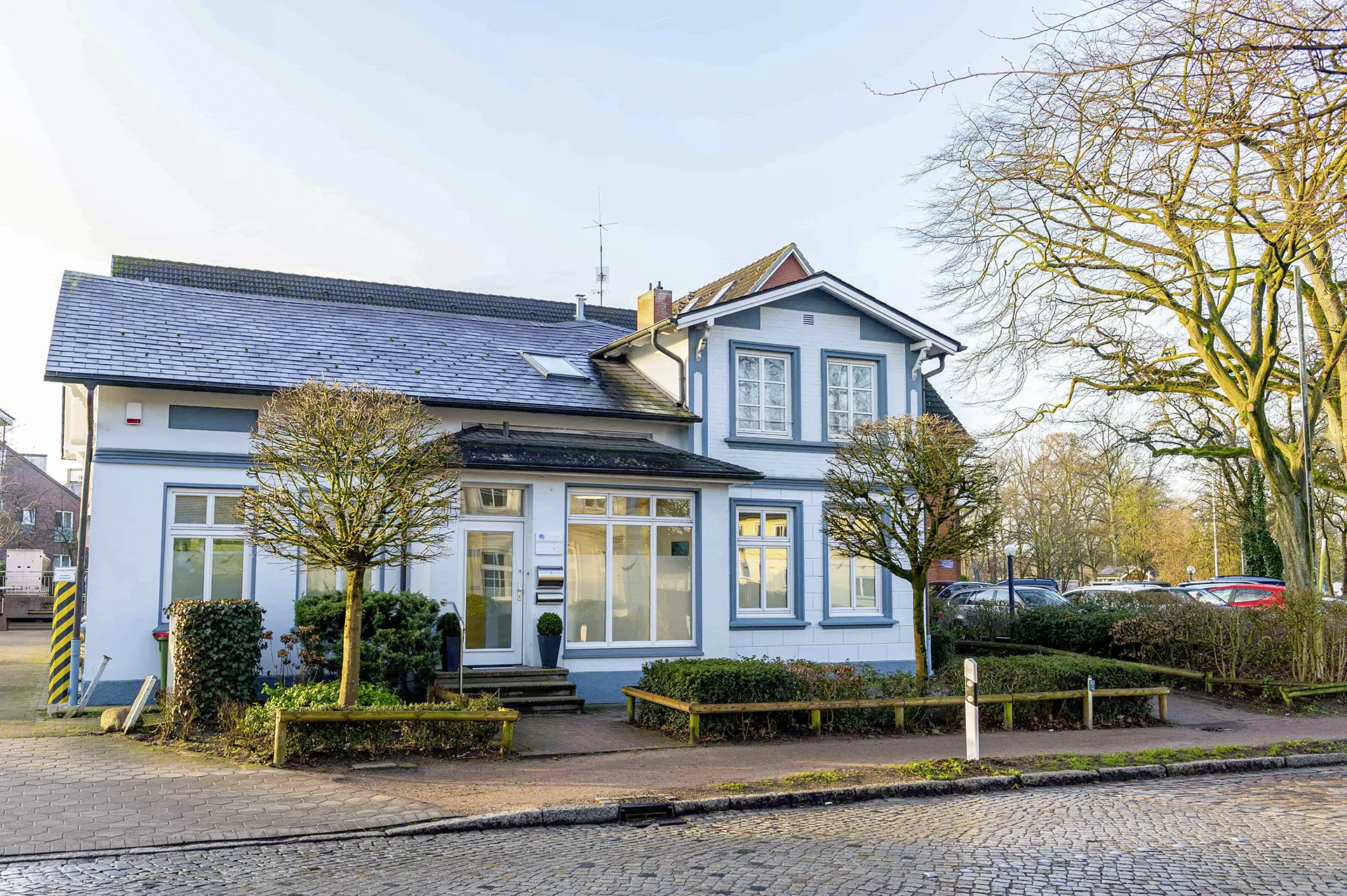 Außenansicht der Zahnarztpraxis in Bergstedt